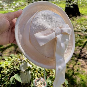 Chapeau ivoire des années 1950 ~ chapeau vintage pour filles printemps ~ banderoles gros-grain