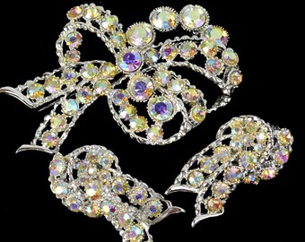 BSK 1950s Rhinestone Bow Brooch Earrings ~ Vintage Aurora Borealis Sculptural Bows Ribbons Set ~ AB Silver Tone 3” Pin Clip ons ~ Deadstock
