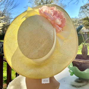 Gele fotohoed met brede rand ~ Vintage Georgi Easter Spring-hoed ~ Grote zijden pioenroos ~ Belk's NOS