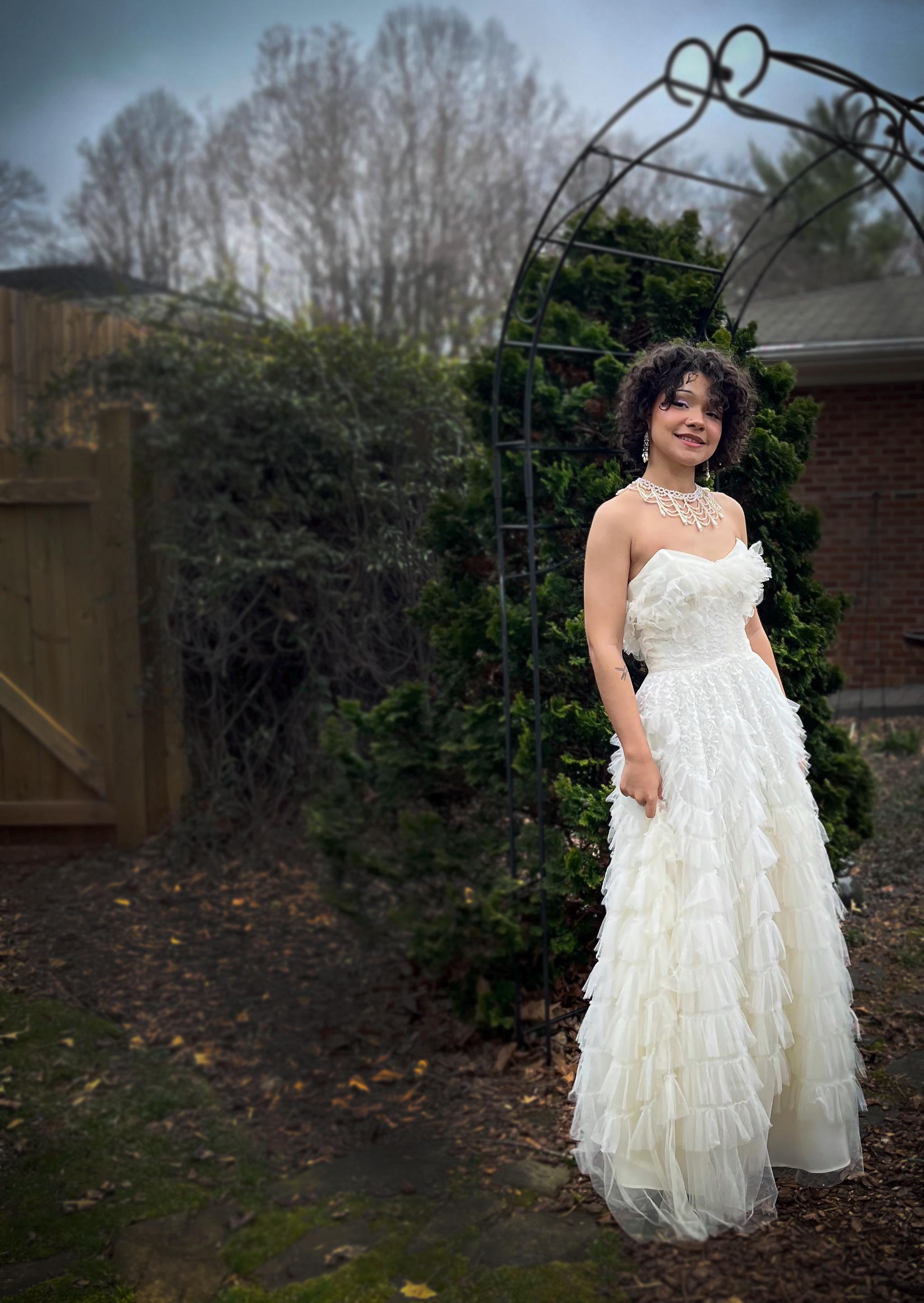 かぎ針編みで作られた2ピースのウェディングドレス。装飾が施されてい