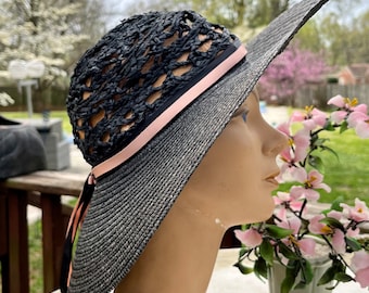 Cappello da sole New Look a tesa larga anni '50 ~ Corona in paglia nera trasparente vintage ~ Bordo con nastro pendente ~ Prodotto in Italia