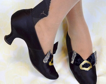 Antyczne czarne jedwabne buty US 5 ~ John Wanamaker Louis Heels ~ Aksamitne wstążki Złote klamry i haft