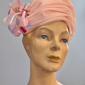 Christian Dior Rosa Chiffon Hut ~ Turban ~ Blumenspray ~ Vintage 1960er Jahre Pillbox Chapeau