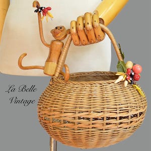 Bolso de mano con diseño de mono ~ Bolso de mano vintage de cesta de mimbre de los años 50 ~ Decoración de mono de madera de teca inspirada en Kay Bojesen