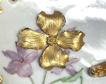 „Giovion“ gebürstete Goldblumenbrosche - Vintage Hartriegelbaum-Blumenpin