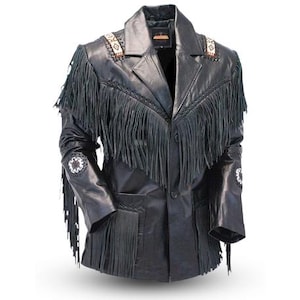 Peut inclure: Une veste en cuir noire avec des détails en franges et des accents perlés. La veste a une fermeture à boutons et deux poches.