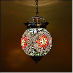 Pode incluir: Uma luminária pendente decorativa com um globo de vidro em mosaico. O globo apresenta desenhos florais vermelhos e amarelos e é rodeado por um mosaico de peças de vidro coloridas. A luminária tem um acabamento em metal escuro.