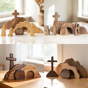 Op de afbeelding: Houten Paasscène met een kruis, graf en figuren. De set bevat een kruis op een heuvel, een graf met de tekst "He is Risen!" en verschillende houten figuren. De scène is gemaakt van natuurlijke houttinten.