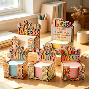 以下が含まれることがあります： Mrs. Harperr、Mrs. Isabella、Mrs. Emily、Mrs. Judy、Mrs. Harperという名前が入った、花柄の木製付箋ホルダー5点。各ホルダーにはカラフルな模様、パステルカラーの付箋、装飾的な切り抜きが施されています。