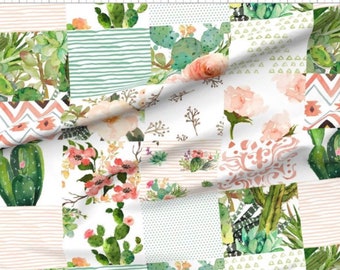 Puede incluir: Un diseño de tela de patchwork con ilustraciones de acuarela de cactus, suculentas y elementos florales. El diseño incorpora rayas, puntos y formas geométricas en tonos verdes, rosas y beige.