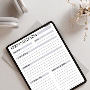 K&ouml;nnte beinhalten: Ein schwarzes digitales Tablet mit einem "MODULE OVERVIEW" Formular, mit Feldern f&uuml;r Dozent, Stundenplan und Lehrb&uuml;cher. Das Tablet liegt auf einer wei&szlig;en Oberfl&auml;che. Ein wei&szlig;er Kopfh&ouml;rer und eine kleine Vase mit getrockneten Pflanzen sind ebenfalls zu sehen.