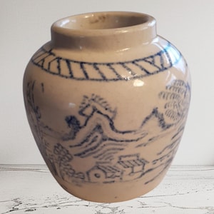 Vintage Blau und Weiß Ingwerglas - handbemalte asiatische Keramik mit Landschaftsmotiv