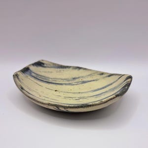 Piatto piccolo in ceramica fatto a mano, prodotto da Issaki-gama in Giappone