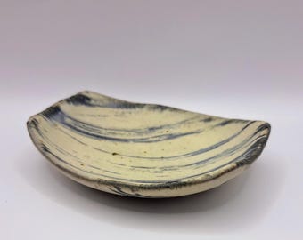 Plato pequeño de cerámica hecho a mano, fabricado por Issaki-gama en Japón