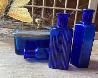 4 VINTAGE en verre bleu cobalt | 3 petites bouteilles et 1 boîte à couvercle en métal, présentoir d'huiles essentielles de savon, vanité de mariée, chalet rustique