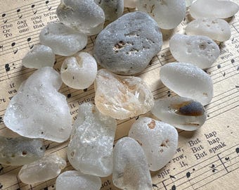 24 Vidrio marino Bonfire: Vidrio blanco sin perforar para joyería artesanal, hallazgo natural en las playas de California.