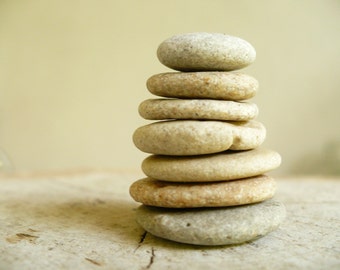 7 piedras de playa perforadas en el centro: collar de cuentas de guijarros DIY