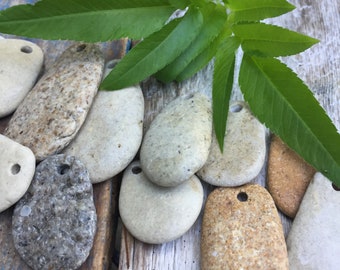 13 piedras de playa perforadas: cuentas de roca natural, colgantes de joyería DIY