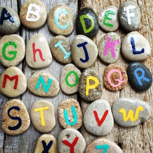 ABC ROCKS / Piedras con 26 letras para aprender a leer, herramienta para niños para la escuela en casa, regalo de cumpleaños único, piedra pintada a mano, alfabeto en inglés