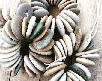 20 piedras perforadas en el centro: guijarros de roca de playa redondeados, joyería tribal nupcial, geología de la tierra