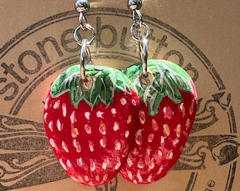 Pendientes de guijarros de fresa pintados a mano: joyas de frutas extravagantes