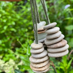 Llavero CAIRN STACK / 7 piedras solamente y/o llavero de guijarros de playa perforados con vidrio marino, regalo único, estilo bohemio, geología de la Tierra, el cordaje varía