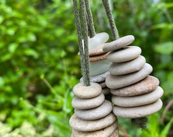 Llavero CAIRN STACK / 7 piedras solamente y/o llavero de guijarros de playa perforados con vidrio marino, regalo único, estilo bohemio, geología de la Tierra, el cordaje varía