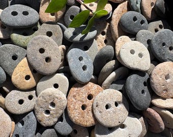 BOTÓN DE PIEDRA DE PLAYA: guijarros perforados de 1” a 1,5”, cierre orgánico único, idea de costura para tejer con piedras de Florida en tonos beige tierra y arena.