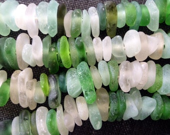 17 pequeñas cuentas de vidrio marino perforadas en el centro: joyería artesanal blanca/verde