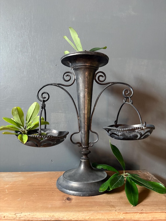 VINTAGE Dekor: Metall verschnörkelte Blumenampel Blumenampel Unikat Bar Accessoire Boho Interior Design