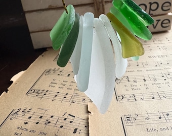 11 colgantes de vidrio marino / cuentas de vidrio de playa perforadas de calidad artesanal, hallazgo oceánico, joyería única, vidrio marino para bodas de verano, collage costero móvil DIY