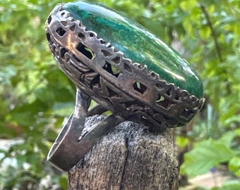 Anillo vintage de plata de ley: Inspiración azteca, elaborado a mano con piedra mineral verde. Joya llamativa de 22 gramos.