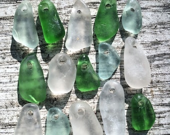 VIDRIO MARINO / 15 pequeños colgantes de vidrio marino perforados con agujeros de 2 mm / verde agua / blanco / decoración de playa / collar de sirena de joyería de boda