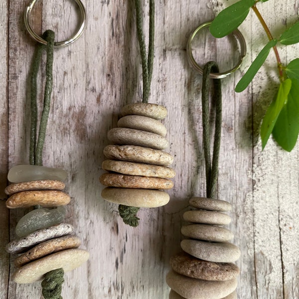 CAIRN STACK-sleutelhanger | Alleen 7 stenen en/of zeeglas geboord strandkiezelsteen sleutelhanger, uniek cadeau, boho sfeer Aardegeologie, touwwerk varieert