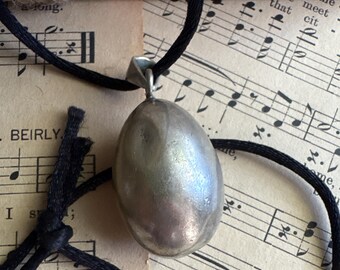 Collar de campana de EMBARAZO: colgante ovalado de metal plateado vintage, sonido relajante para bebé