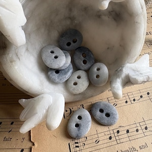 9 botones de mármol: botón pequeño perforado blanco gris de 1/2 pulgada, recuerdo de playa de Málaga, España, artículo de costura y manualidades, reciclaje.
