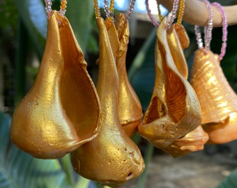 Adorno de concha dorada, perforado y pintado, con cuentas, fragmentos de conchas marinas reutilizadas, regalo navideño único, etiquetas para envolver, 3"