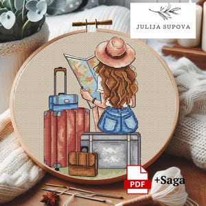 Puede incluir: Bordado de punto de cruz en un aro de madera que representa a una viajera con un mapa, un sombrero y equipaje. El equipaje incluye una maleta roja, una maleta azul y un maletín marrón. El texto "JULIJA SUPOVA" está en la esquina superior derecha. El texto "PDF +Saga" está en la esquina inferior derecha.