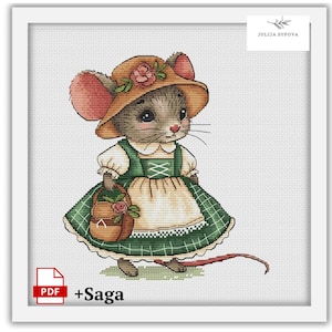 Peut inclure: Un motif de point de croix représentant une adorable souris de dessin animé portant une robe marron et verte avec un panier marron et un chapeau marron orné de fleurs rouges. La souris a une longue queue et se tient sur un fond blanc.