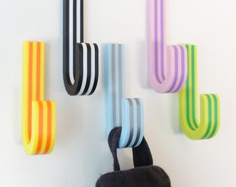 カラフルなストライプ柄の壁掛けフック - 粘着式 - 18色展開 - 壁を傷つけない - プラスチック製