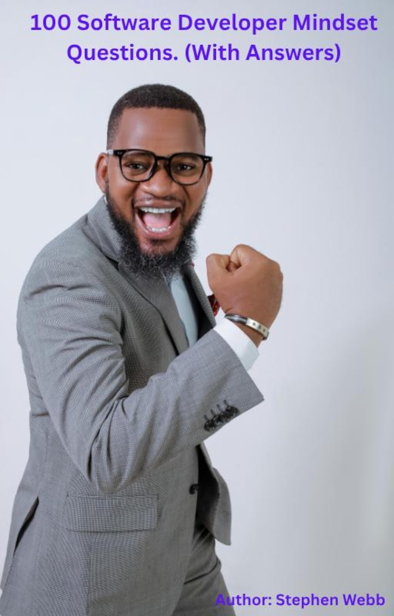 Op de afbeelding: Een man in een grijs pak, wit overhemd en zwarte bril lacht en balt zijn vuist. De afbeelding heeft bovenaan de tekst "100 Software Developer Mindset Questions. (With Answers)" en onderaan "Author: Stephen Webb".