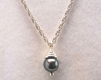 a beautiful dark gray cultured Pearl pendant
