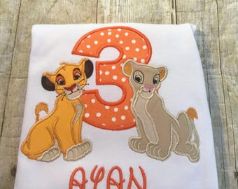 シンバとナラのパーソナライズされた誕生日シャツ