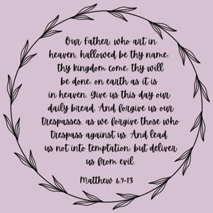 Puede incluir: Impresión lila claro con el Padrenuestro, rodeada por una corona floral negra. El texto está escrito a mano, con la referencia "Mateo 6:9-13" en la parte inferior.