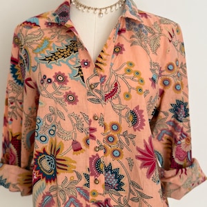 Blommig blus | En av en återvunnen blus med knappar