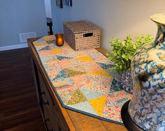 Camino de mesa de patchwork con flores y perros de primavera, decoración de primavera