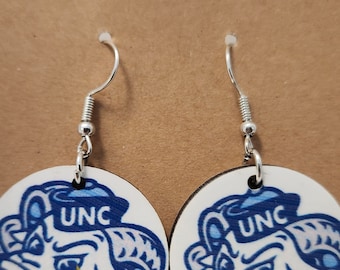 Tarheels UNC. Boucles d'oreilles faites main. Crochets d'oreille en acier inoxydable. Peut être fabriqué sur commande. Léger. Confortable. Beau.