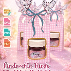 Puede incluir: Cajas de regalo rosas a cuadros con adornos de pájaros de Cenicienta y un lazo turquesa, cada una con un mini tarro de Nutella. Los tarros tienen etiquetas que dicen "Maggie Cumple 4". La imagen está etiquetada como "Archivo de corte digital".