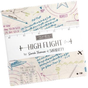 Pode incluir: Um conjunto de quadrados de tecido com um design de mapa em creme, azul e roxo. O texto "HIGH FLIGHT" &eacute; exibido de forma proeminente, juntamente com outros textos e ilustra&ccedil;&otilde;es com tema de avia&ccedil;&atilde;o. O tecido &eacute; da Moda Fabrics.