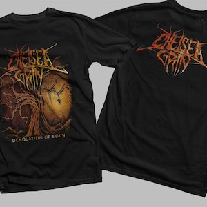 Może przedstawiać: Czarny T-shirt z nadrukiem graficznym drzewa z tekstem "Chelsea Grin" i "Desolation of Eden" z przodu. Z tyłu T-shirt ma napis "Chelsea Grin" w stylizowanym foncie.